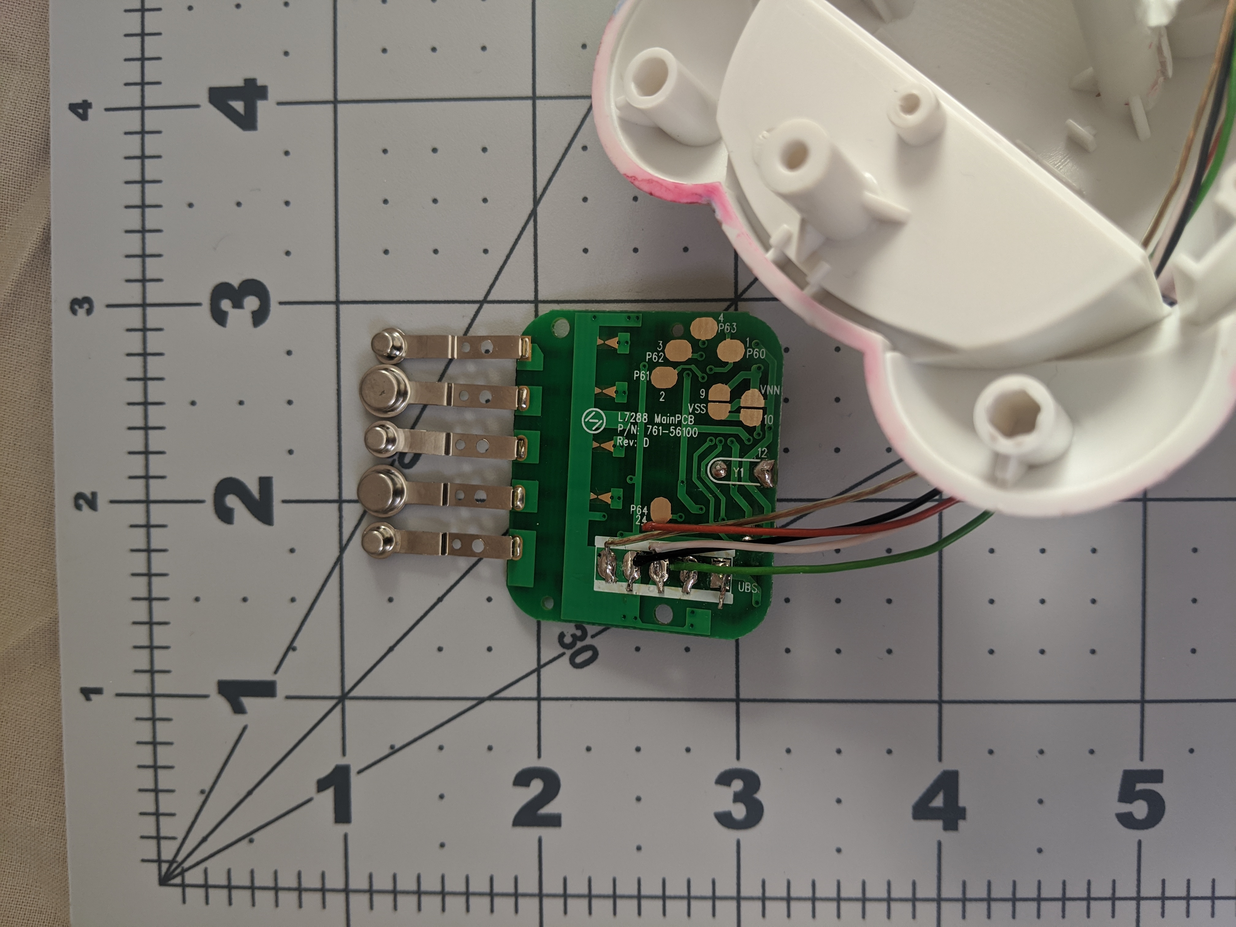 The Funkey reader taken apart. The inside of the Funkey is plastic, and connected via four wires is another PCB. The PCB has five levers attached that look like metal fingers.